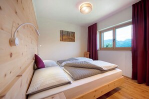 2 bedrooms, free WiFi, bed sheets - Vacation Apartment "Teutenhofer Zwetschge" on the Farm with Mountain View (Feldthurns)