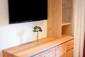 Interior - Vacation Apartment "Teutenhofer Zwetschge" on the Farm with Mountain View (Feldthurns)