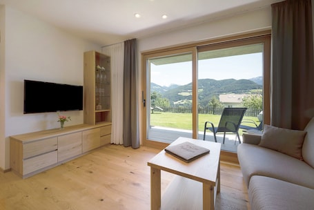 TV. Vacation Apartment "Teutenhofer Kastanie" on the Farm with Mountain View