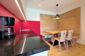 ثلاجة، موقد طهي مسطح، غسالة أطباق، ماكينة لصنع القهوة/الشاي