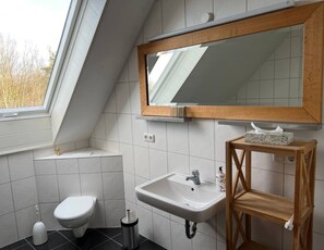 Secadora de cabello, toallas, papel de baño 