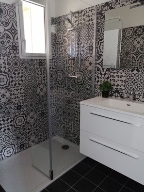 Shower, toilet paper - Maison de Pêcheur (Saint-Gilles-Croix-de-Vie)