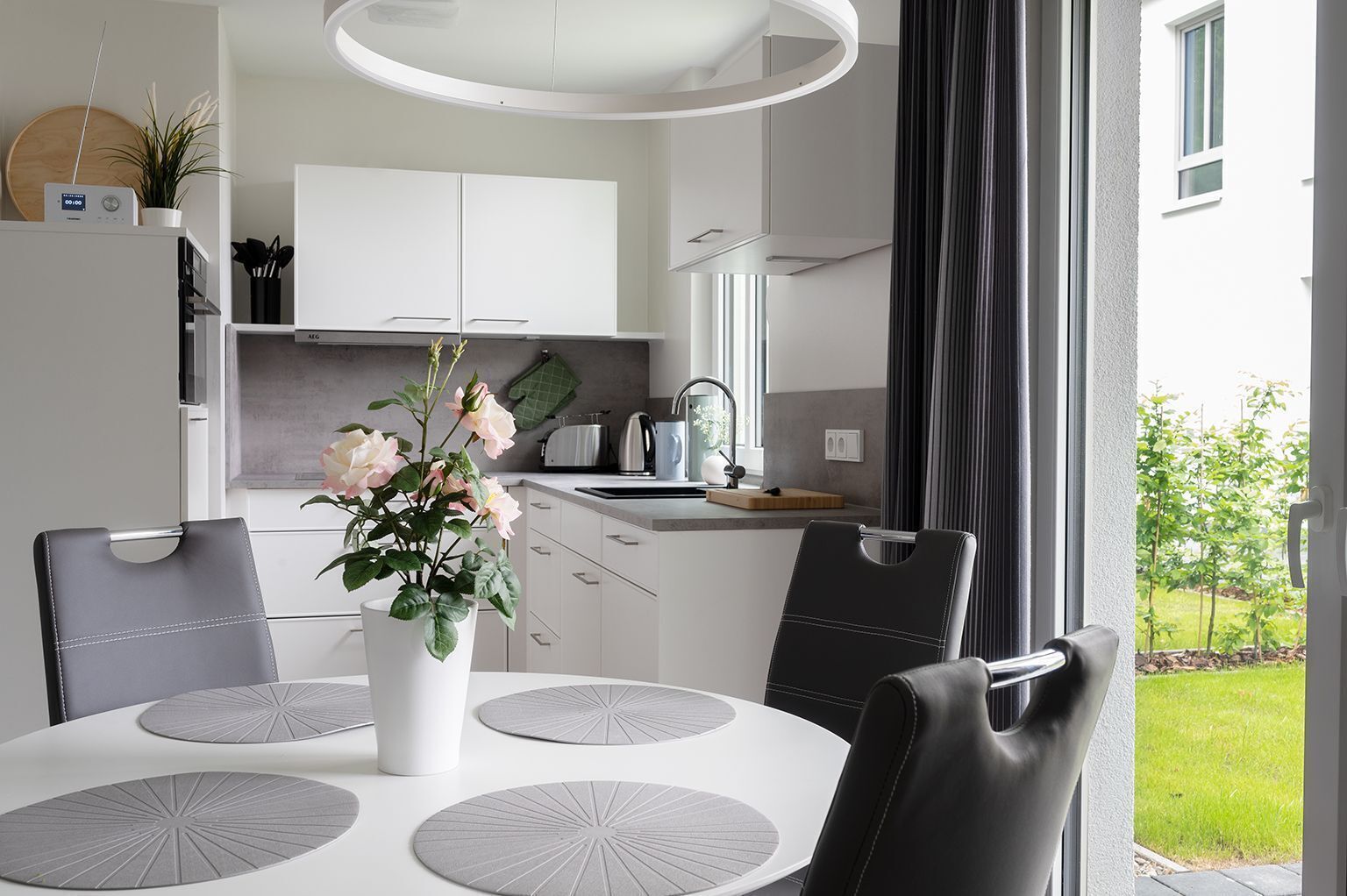 Een koelkast, een magnetron, een oven, een vaatwasser