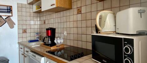 Een koelkast, een magnetron, een oven, een kookplaat