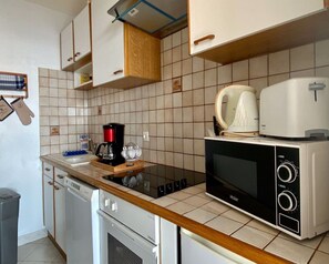 Réfrigérateur, micro-ondes, four, plaque de cuisson