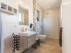 Een douche, een haardroger, toiletpapier