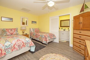 1 bedroom, Internet, bed sheets - Driftwood Landing 16- Isles of Capri Vacation Resort. (Naples)