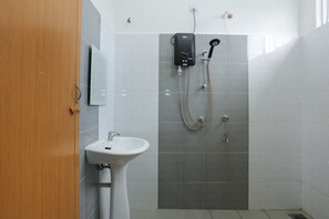 Chambre Deluxe avec lits jumeaux | Salle de bain | Douche, bidet, serviettes fournies