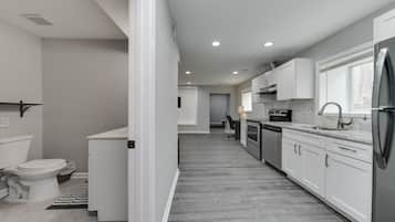 House (3 Bedrooms) | Bathroom | Combined shower/bathtub, free toiletries, hair dryer, towels