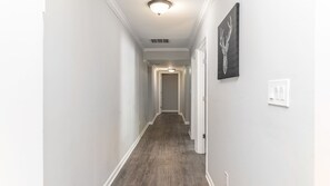 3 habitaciones y espacio para trabajar con laptop