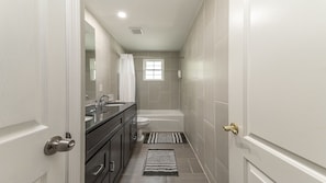 Combined shower/tub, free toiletries, hair dryer, towels - Stylish 3BR 3BA Colonial House by Cozysuites (Alexandria)