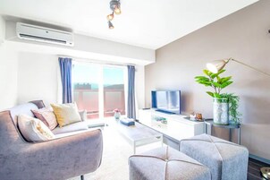 Appartement, non-fumeurs | Coin séjour | Télévision à écran plat