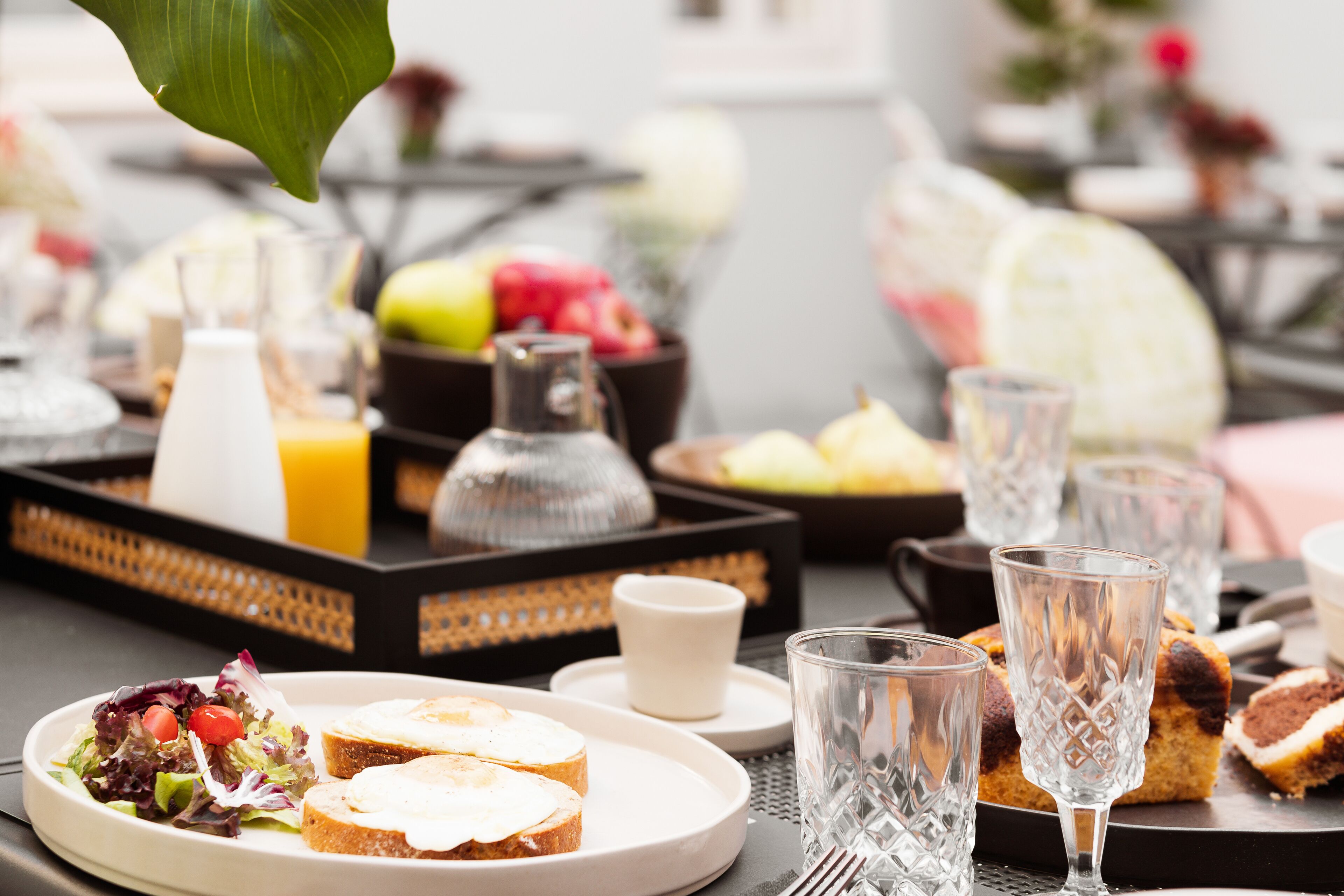Un bufé de desayuno con diversos alimentos y bebidas.
