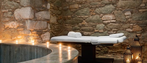 Een bubbelbad, een stoombad, lichaamsbehandelingen, hydrotherapie
