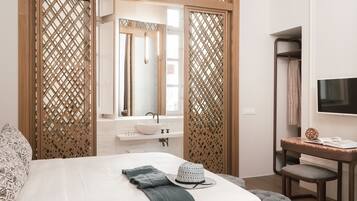 Camera Signature | Biancheria da letto di alta qualità, minibar, una cassaforte in camera