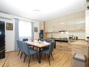 Kylskåp, mikrovågsugn, ugn och spishäll