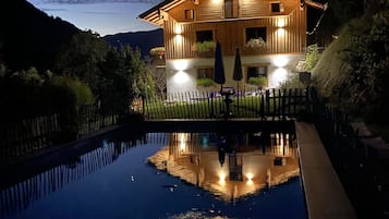 Piscina all'aperto, una piscina riscaldata