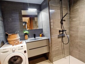 Hair dryer, bathrobes - Cozy apartment in village center with balcony, near slopes, parking and wifi (Les Gets)