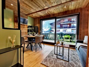 Interior - Renovated studio with kitchenette, balcony, and wifi (Les Gets)
