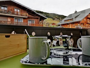 Outdoor dining - Renovated studio with kitchenette, balcony, and wifi (Les Gets)