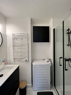Dusche, Haartrockner, Handtücher, Seife