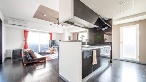 Un appartement moderne comprenant une cuisine, un coin repas et un salon.