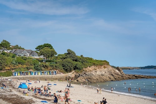 Modern Townhouse in Penryn with Private Parking