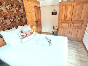 2 bedrooms, iron/ironing board, free WiFi