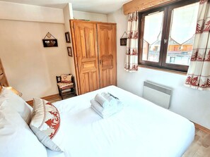 2 bedrooms, iron/ironing board, WiFi