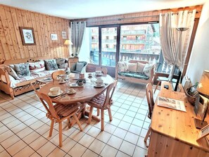 TV, DVD player - Spacious apartment with balcony and wifi in Les Gets center (Les Gets)