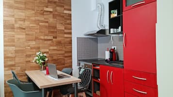 Kühlschrank, Wasserkocher mit Kaffee-/Teezubehör, Toaster