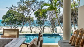 A poolside view with a view of the beach and ocean. - Lawson House 2 - Beautiful Byron Beachfront in the Centre of Town (Byron Bay)