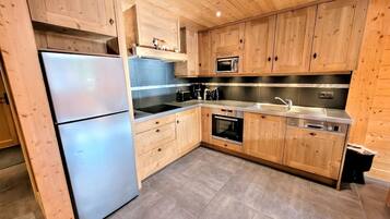 雪櫃、微波爐、焗爐、洗碗機