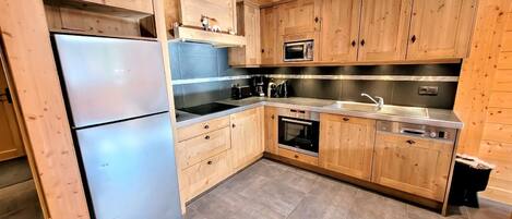 冷蔵庫、電子レンジ、オーブン、食器洗い機