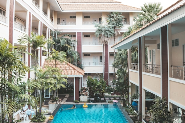 Una piscina al aire libre