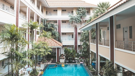 Una piscina al aire libre. Nattida Place