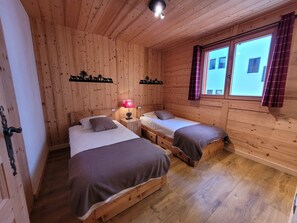 3 室のベッドルーム、アイロン / アイロン台、WiFi (無料)