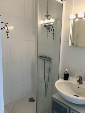 Dusche, Haartrockner, Handtücher, Toilettenpapier