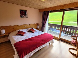 4 bedrooms, iron/ironing board, free WiFi
