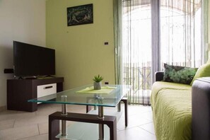 Executive Apartment | Living room | 108-cm flat-screen TV with satellite channels, TV - Nada Apartmani (Pula)