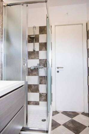 Appartement Prestige | Salle de bain | Douche, douche cascade, bidet, serviettes fournies