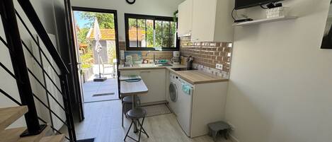 Fridge, stovetop, coffee/tea maker