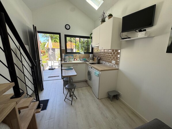 Fridge, stovetop, coffee/tea maker