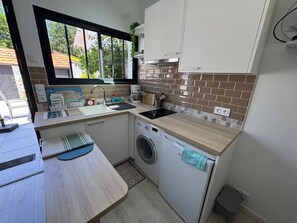 Kühlschrank, Herdplatte, Wasserkocher mit Kaffee-/Teezubehör