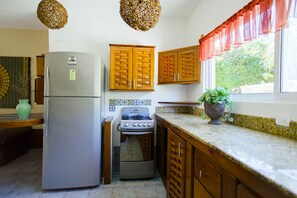 Réfrigérateur, micro-ondes, plaque de cuisson, cafetière/bouilloire