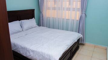 3 bedrooms, desk, iron/ironing board, free WiFi