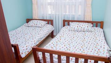 3 bedrooms, desk, iron/ironing board, free WiFi