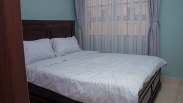 3 habitaciones, escritorio, tabla de planchar con plancha y wifi gratis