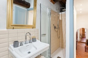 Shower, hair dryer, bidet, towels - Characteristic apartment of about 70 square meters, located on the raised ground floor (3 steps to access to it) and perfect for two people. The accommodation, inside the Torre dei Serretti, is located in the heart of Vicopisano, one of the best preser (Vicopisano)