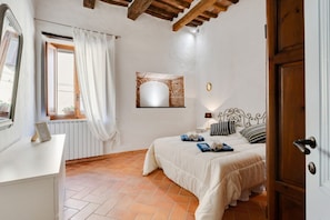 1 chambre, fer et planche à repasser, accès Internet